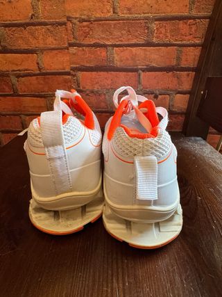 Scarpe da corsa bianche e arancioni 40 taglia