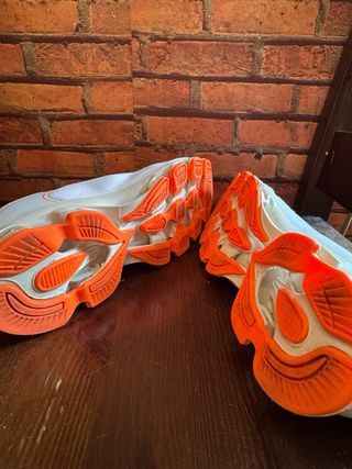 Scarpe da corsa bianche e arancioni 40 taglia