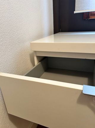 Mesa de escritorio blanca