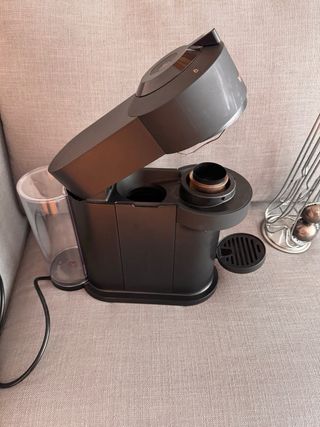 Cafetera Nespresso Vertuo Negra + porta cápsulas