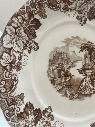 2 Platos llanos La Cartuja de Sevilla Marrón