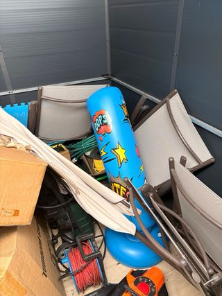 Caseta de resina gris con ventana