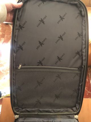 Maleta de viaje negra y rosa