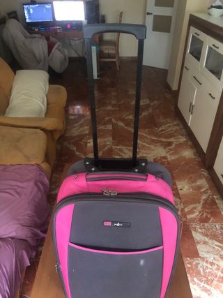 Maleta de viaje negra y rosa