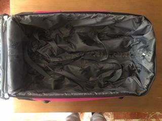 Maleta de viaje negra y rosa