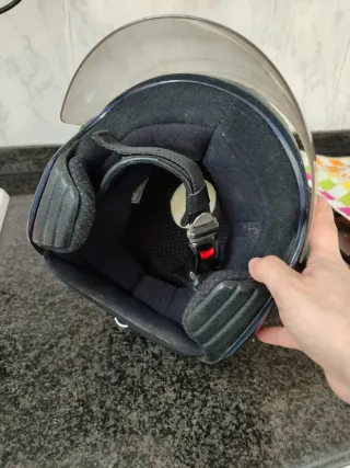 Casco de moto azul con visera Helix