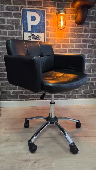 Sillón de oficina semipiel regulable
