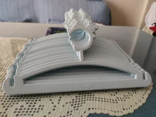 Perchas bebé marca hippOs (Pack 20)