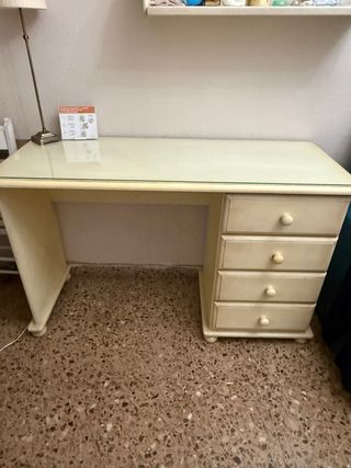 Escritorio de madera con cristal en la superficie