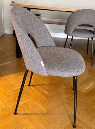 Silla Kave Home tapizada gris