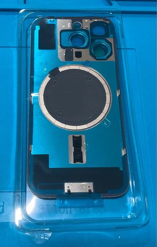 Tapa trasera iPhone 16 Pro color Titanio Dorado