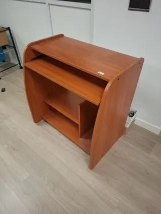 Mesa de madera para PC con ruedas