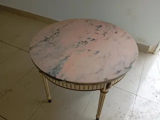 Mesa redonda de mármol y madera