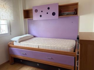 Armario puertas correderas madera y cristal.