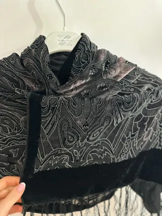 Sciarpa nera con perline e frange 100% SETA