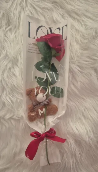 Rosa roja con osito y envoltorio