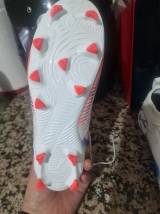 Botas de fútbol blancas