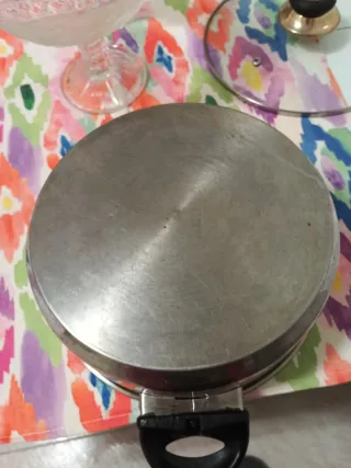 Olla grande de metal con tapa de cristal 25 cm.