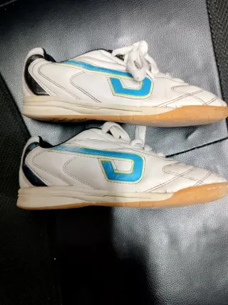 Zapatillas de fútbol talla 32 marca Dafor