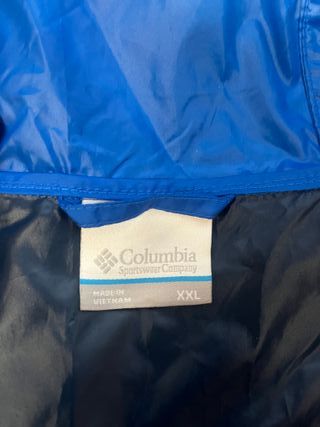 Chaqueta Columbia impermeable azul y negra