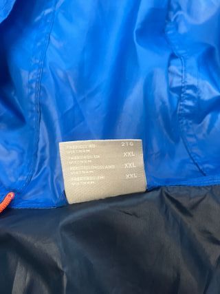 Chaqueta Columbia impermeable azul y negra