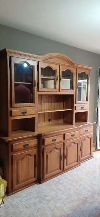 Mueble de pino con vitrinas