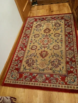 Alfombra de lana beige y roja