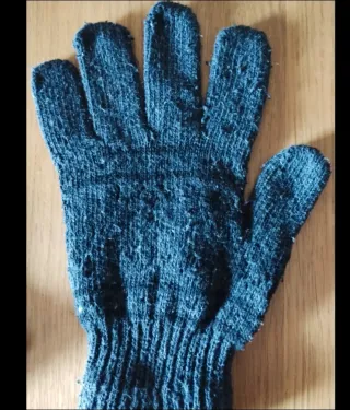 Guantes de lana negros y blancos