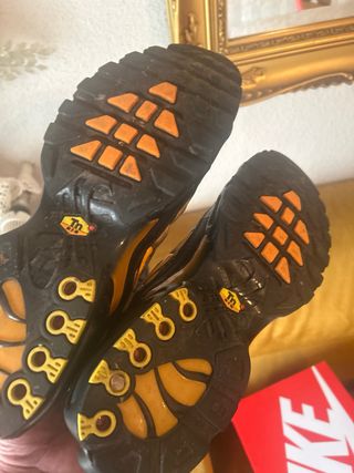 Nike TN Air Max Negro y Dorado