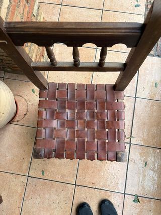 Mesa redonda madera y 4 sillas cuero