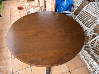 Mesa redonda madera y 4 sillas cuero