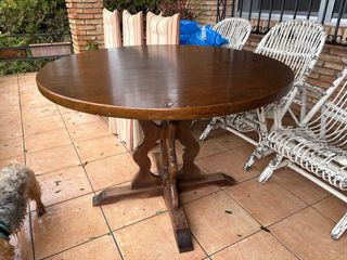 Mesa redonda madera y 4 sillas cuero