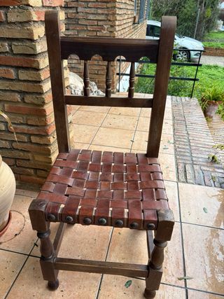 Mesa redonda madera y 4 sillas cuero