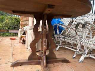 Mesa redonda madera y 4 sillas cuero