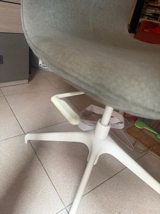 Silla de oficina gris y blanca.