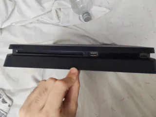 PS4 Slim Negra + Mando + Cables