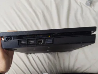 PS4 Slim Negra + Mando + Cables