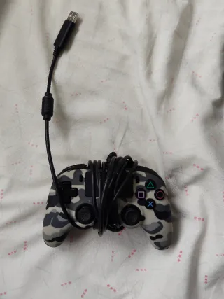 PS4 Slim Negra + Mando + Cables