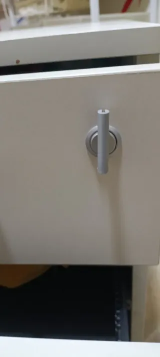 Cajonera de oficina blanca con llave.