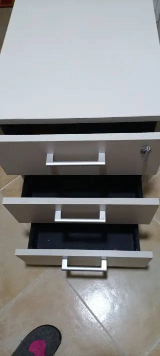 Cajonera de oficina blanca con llave.