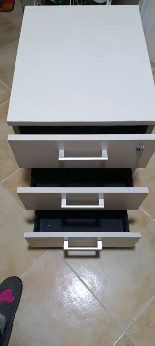 Cajonera de oficina blanca con llave.