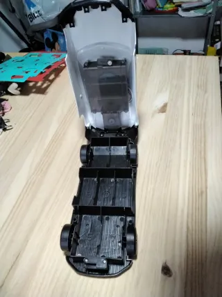 Coche de policía con compartimentos.