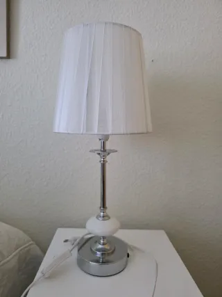 Lámpara de mesilla de noche plateada y blanca