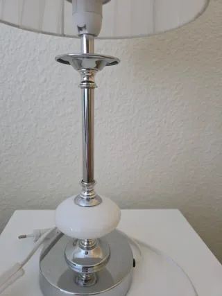 Lámpara de mesilla de noche plateada y blanca