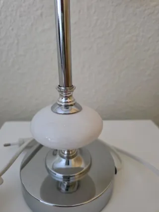 Lámpara de mesilla de noche plateada y blanca