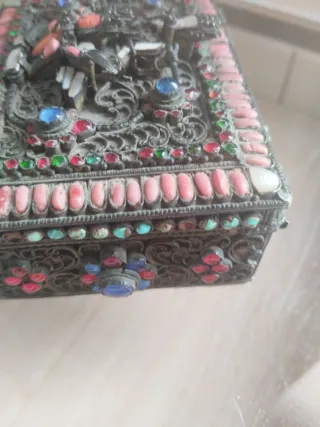 Caja decorada con piedras y figuras