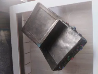 Caja decorada con piedras y figuras