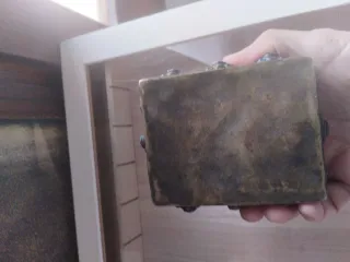 Caja decorada con piedras y figuras