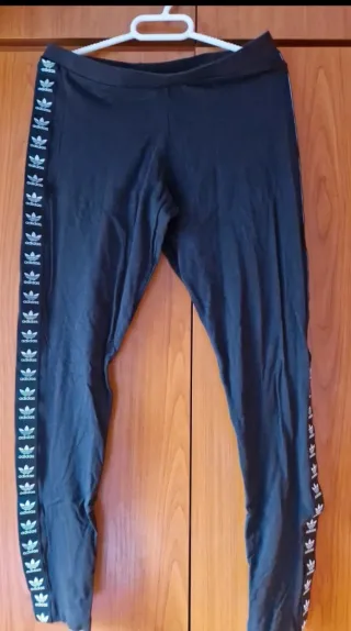 Leggings Adidas negros con logo
