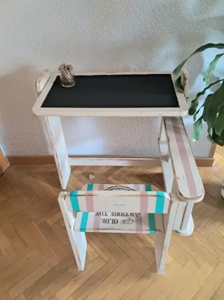 Pupitre infantil vintage con silla